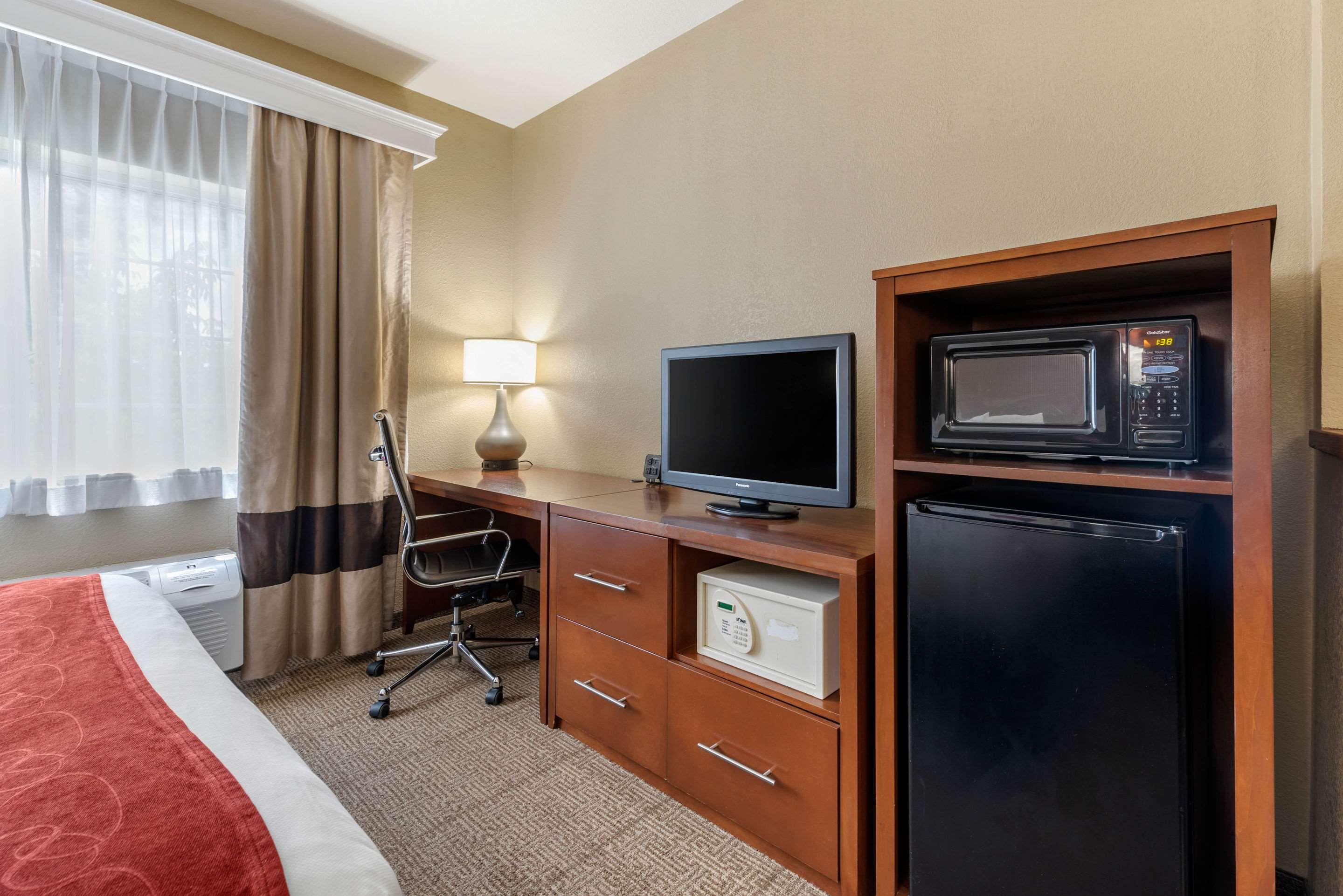 Comfort Suites Fort Collins Near University Exterior photo