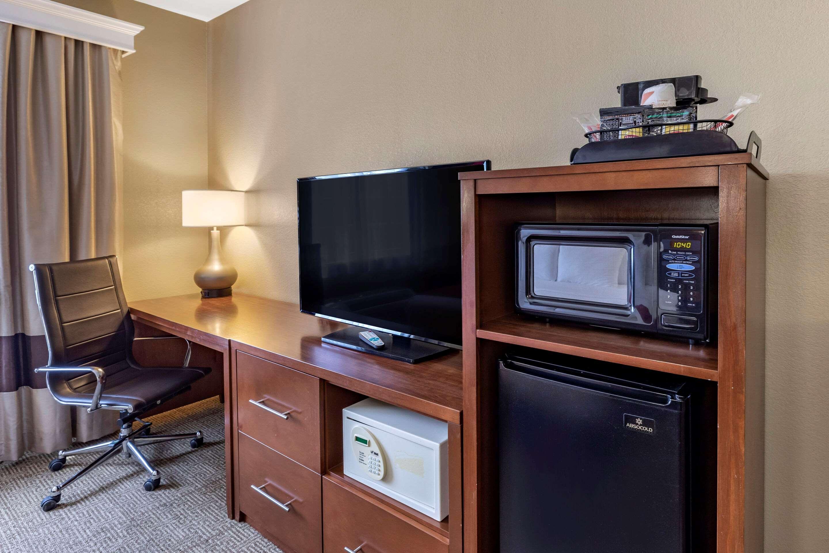 Comfort Suites Fort Collins Near University Exterior photo