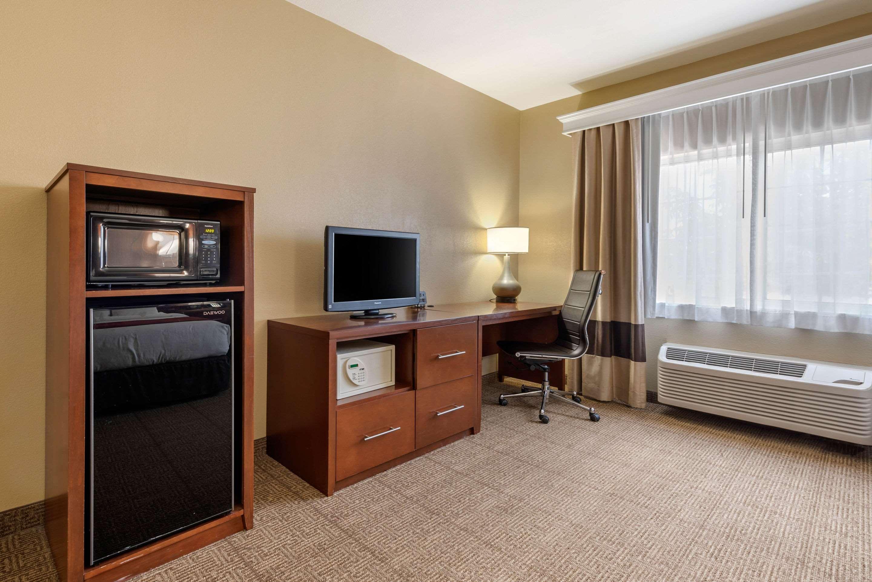 Comfort Suites Fort Collins Near University Exterior photo