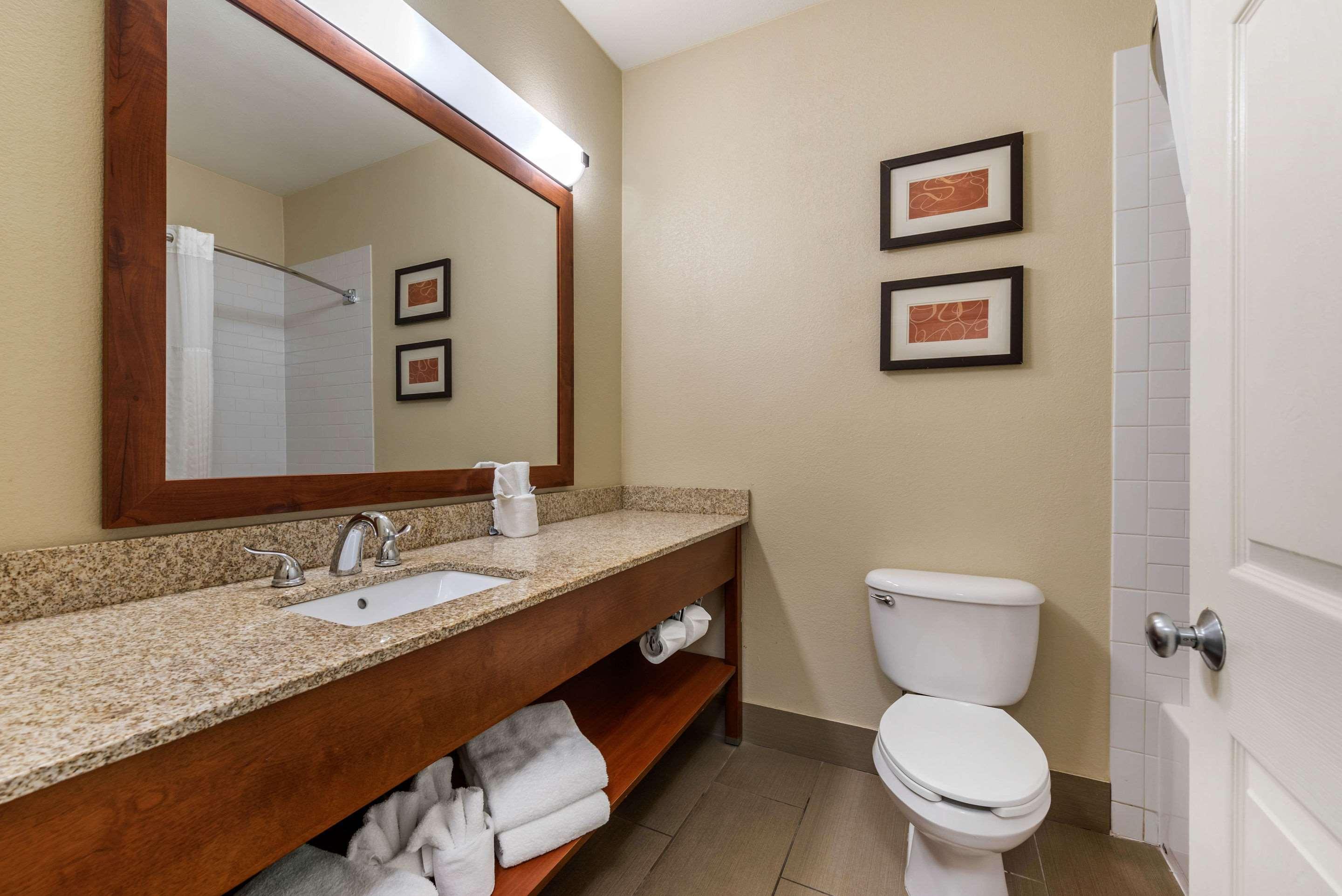Comfort Suites Fort Collins Near University Exterior photo