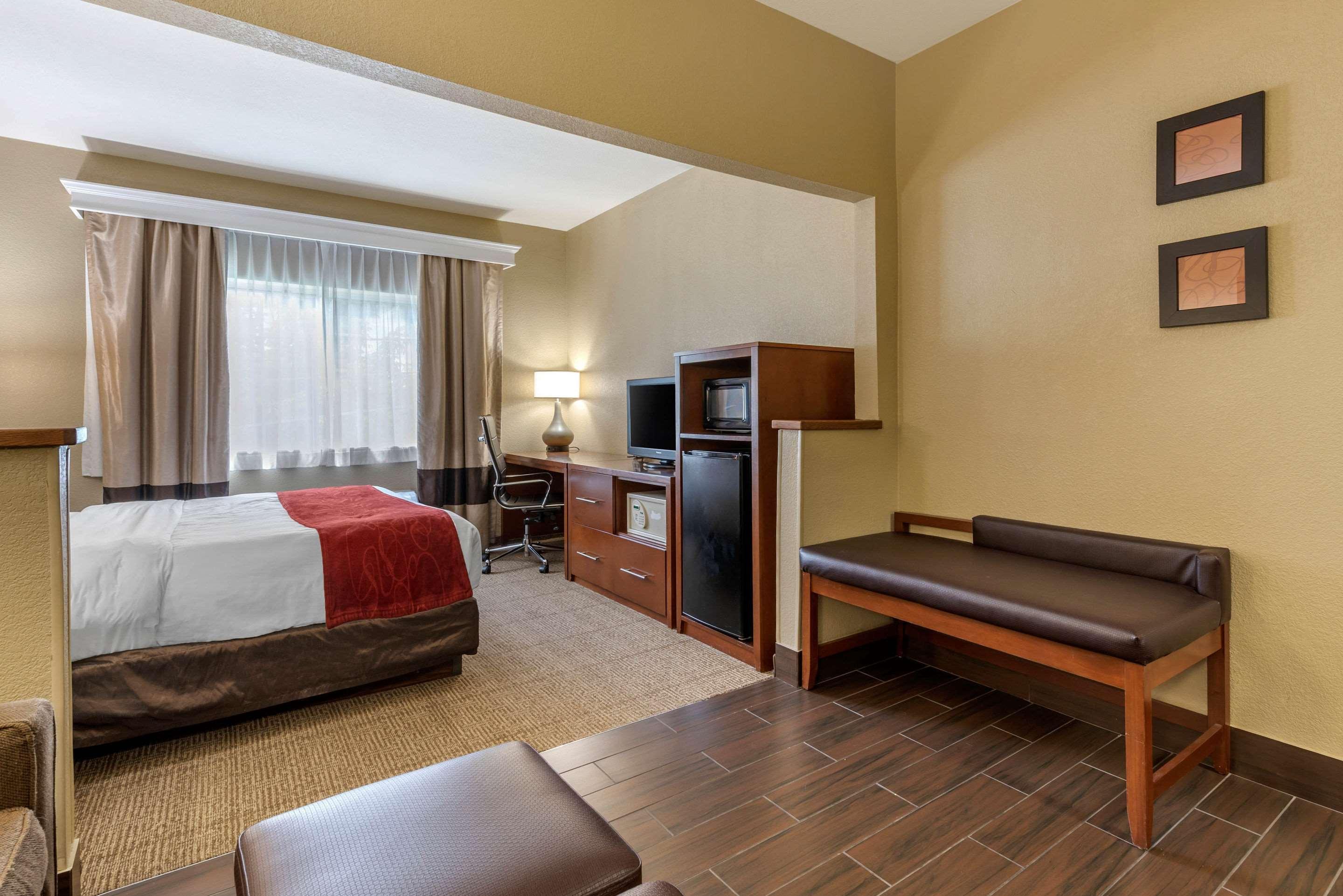 Comfort Suites Fort Collins Near University Exterior photo