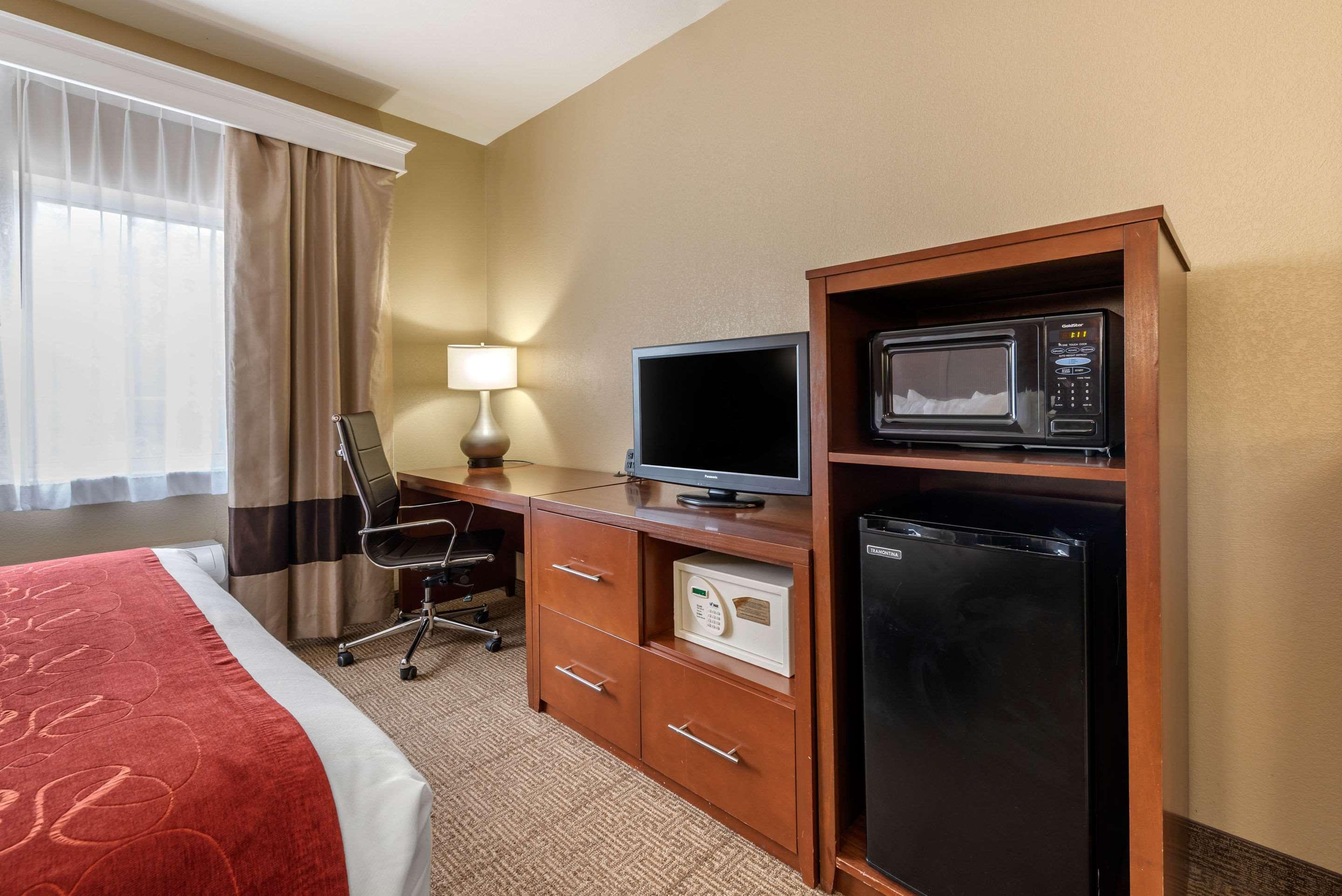 Comfort Suites Fort Collins Near University Exterior photo