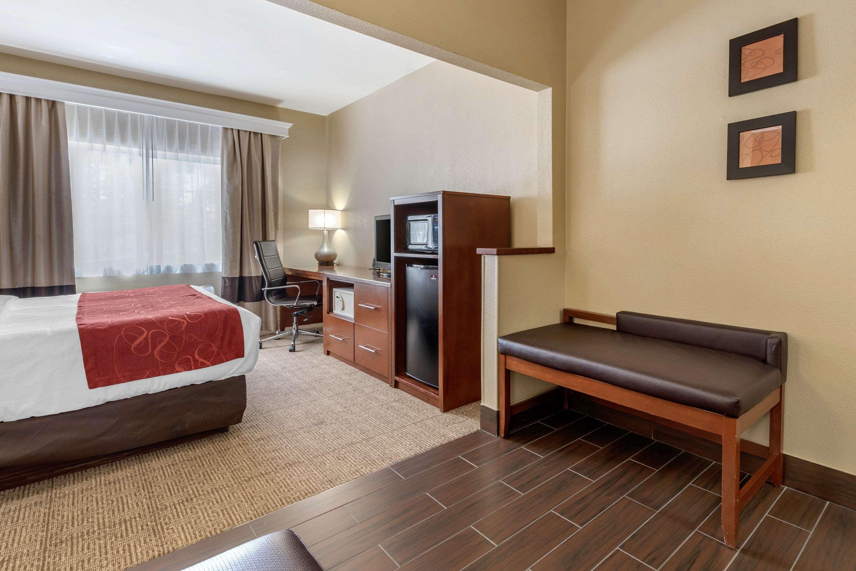 Comfort Suites Fort Collins Near University Exterior photo