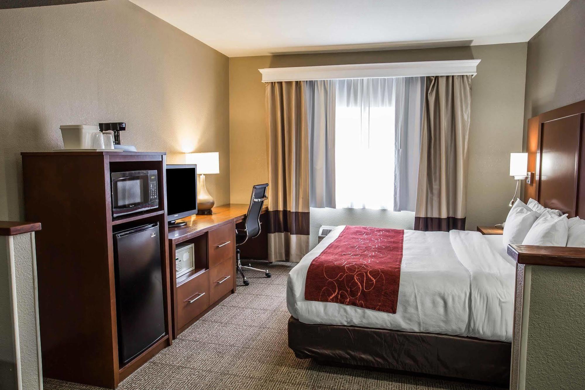 Comfort Suites Fort Collins Near University Exterior photo